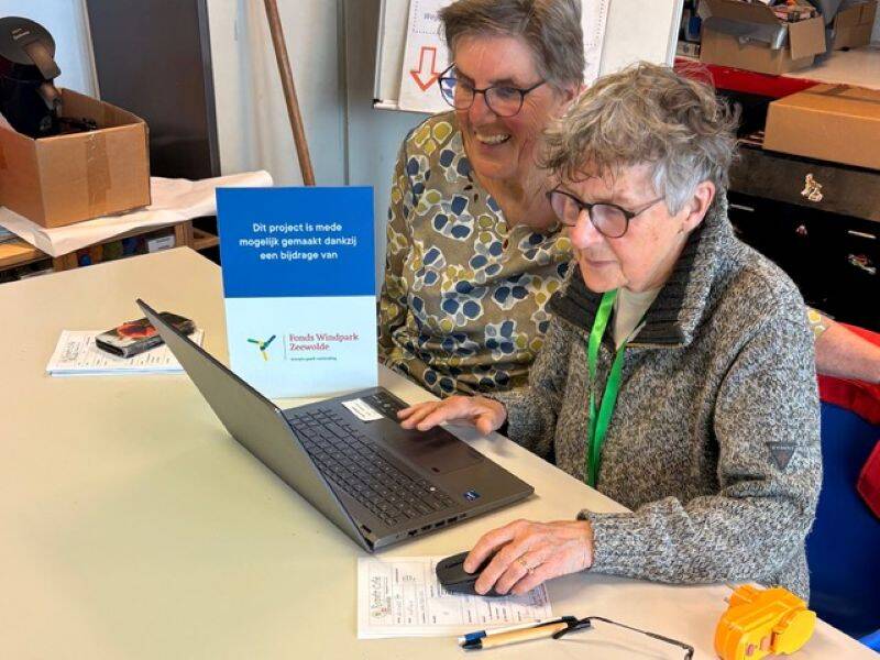 Laptop voor Repair Café dankzij Fonds Windpark Zeewolde