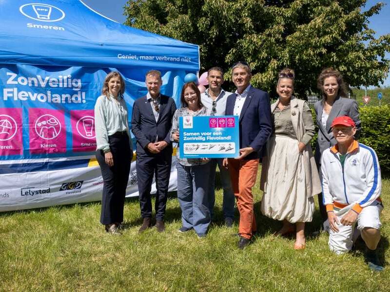 De wethouders uit de gemeente bij elkaar, met ook Zonvenant en het symbolische convenant