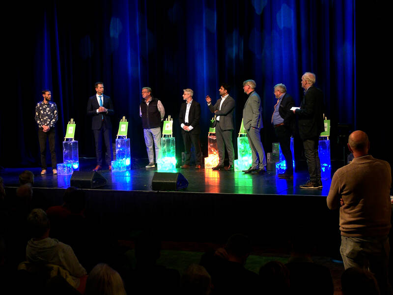 de partijleiders op het podium van de Lux tijdens het slotdebat
