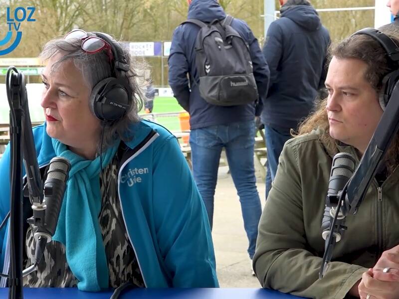 mensen in gesprek tijdens het debat 