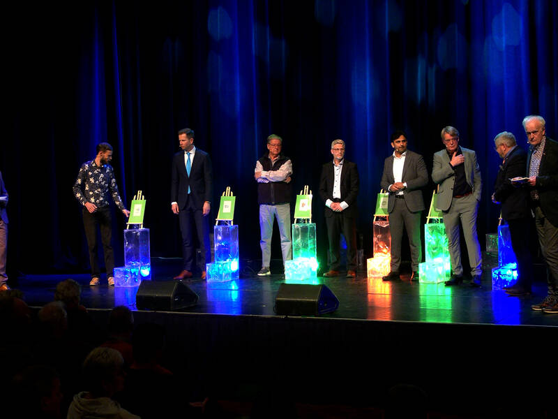 De deelnemers op het podium tijdens het  Slotdebat