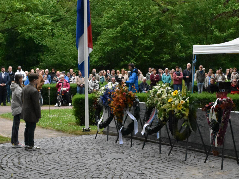 Dodenherdenking in Zeewolde verbindt generaties met verhalen uit de oorlog