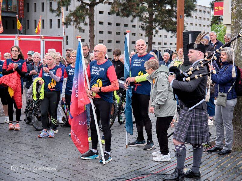 Atletiekvereniging Zeewolde brengt bevrijdingsvuur vanuit Wageningen naar burgemeester (met video)