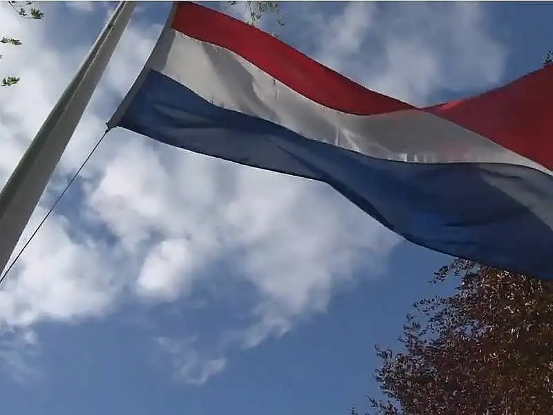 Nederlandse vlag half stok 
