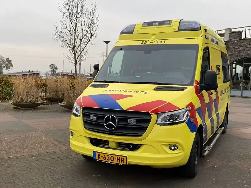 ambulance naar opstelplaats trekkersveld