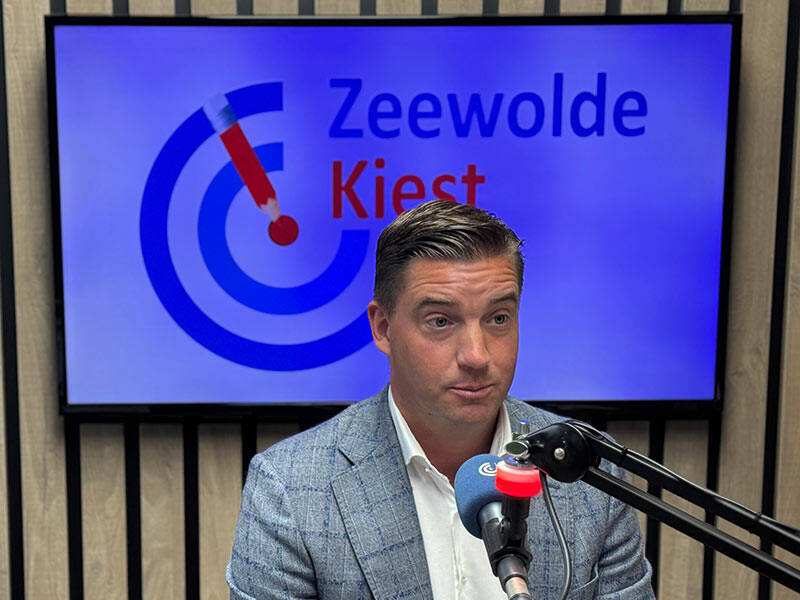Burgemeester Bram Harmsma in de studio van LOZ