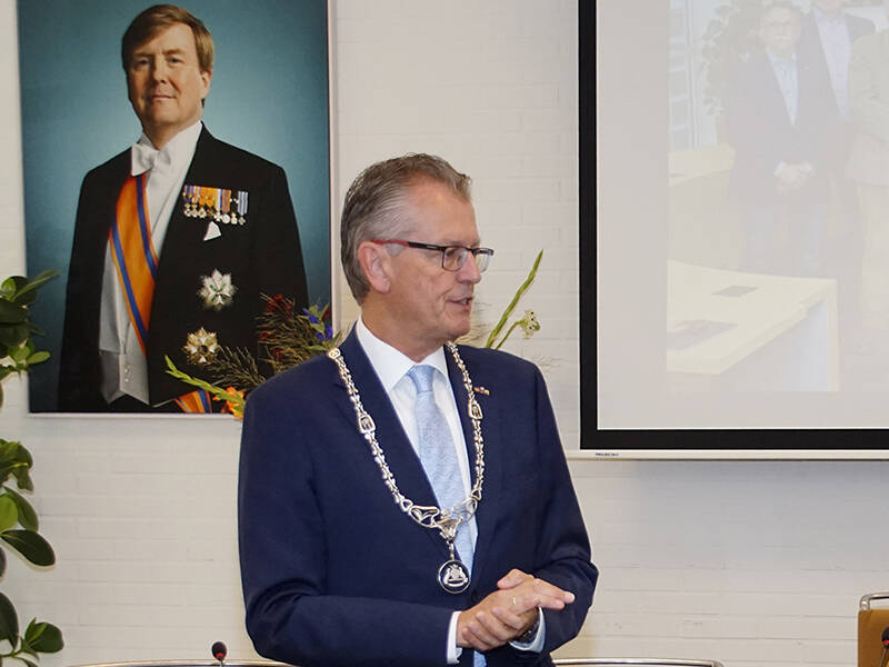 burgemeester Gerrit jan gorter bij foto van koning willem alexander