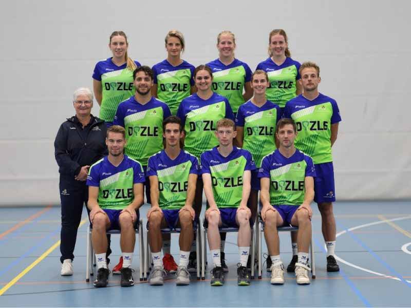 Het eerste van KV Wolderwijd opgesteld als teamfoto in 3 rijen achter elkaar in de zaal