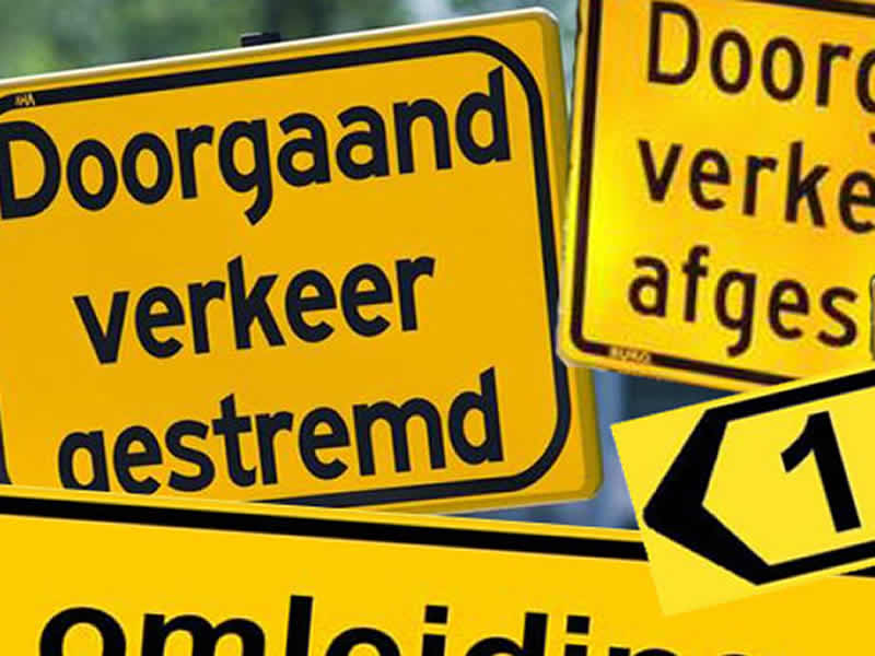 gele borden met zwarte rand en zwarte letters