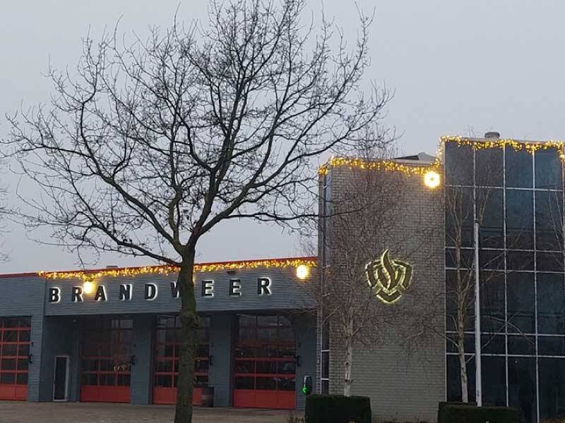 De brandweerkazerne met nog de kerstverlichting op het pand