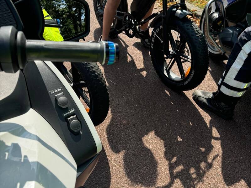 Fatbikes naast een politiemotor, je ziet alleen benen verder niks herkenbaars aan personen