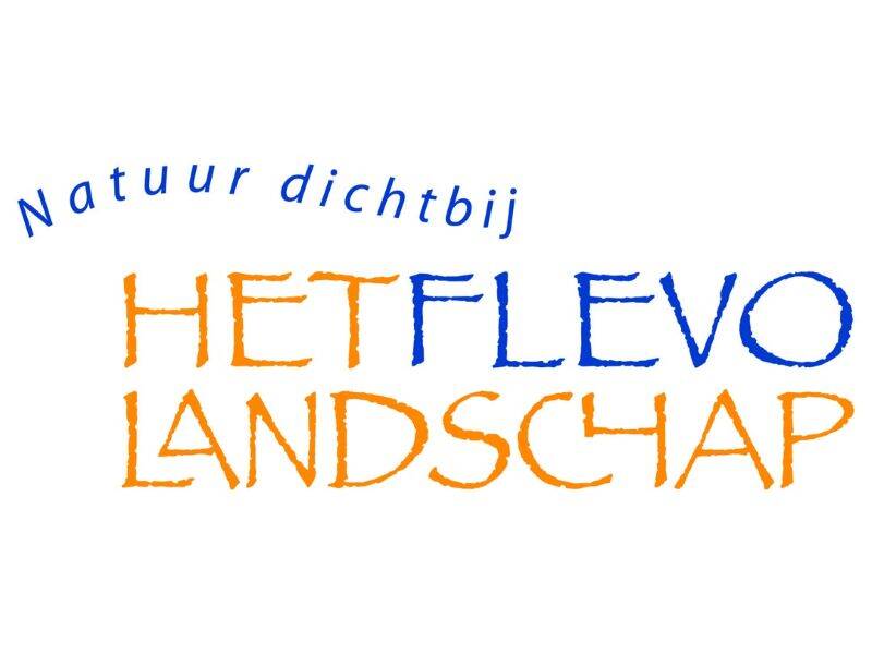 Logo witte achtergrond blauw met oranje tekst.