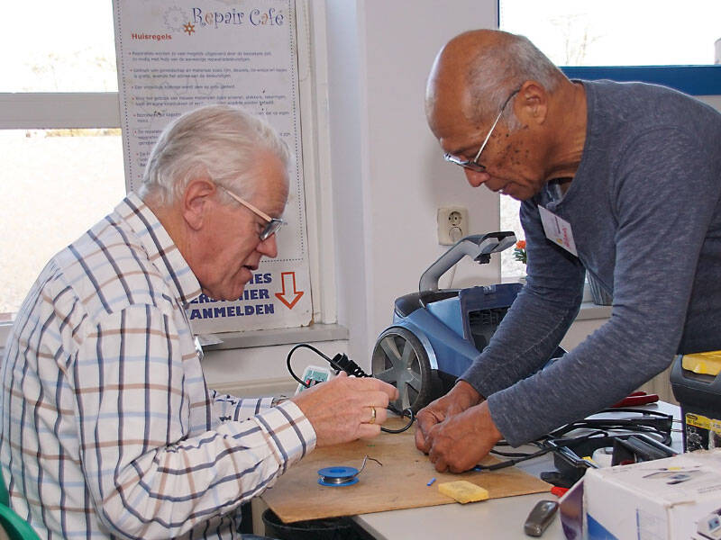 Repaircafé Zeewolde ontvangt nieuwe naaimachine van Wethouder Bron