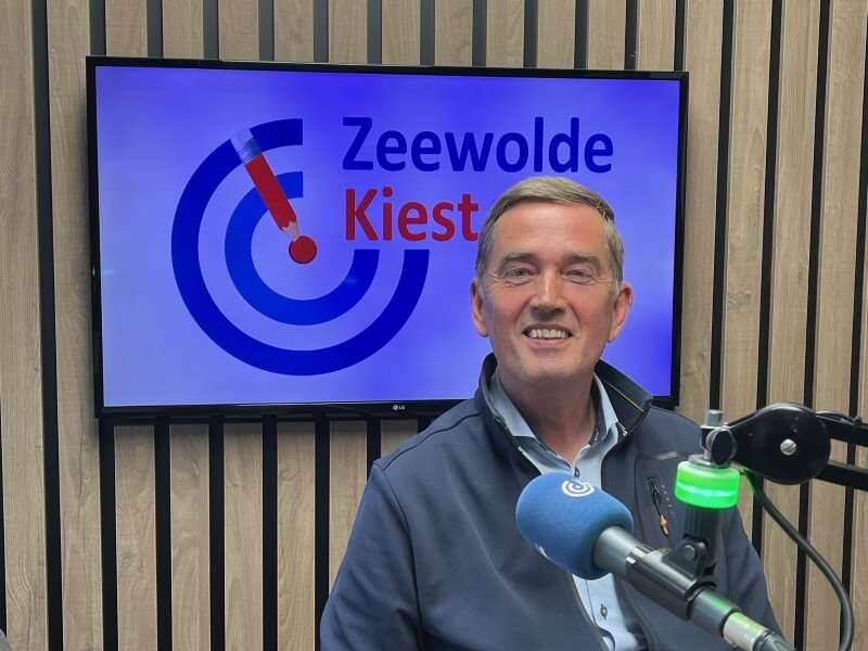 Erik van de Belt  in de studio van LOZ met Zeewolde Kiest op de achtergrond