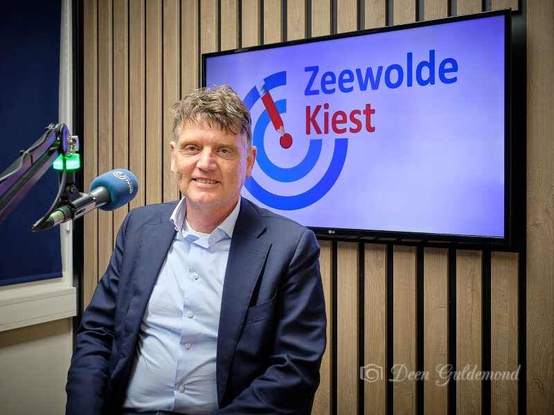 Jo Caris in de radio studio van Zeewolde Kiest