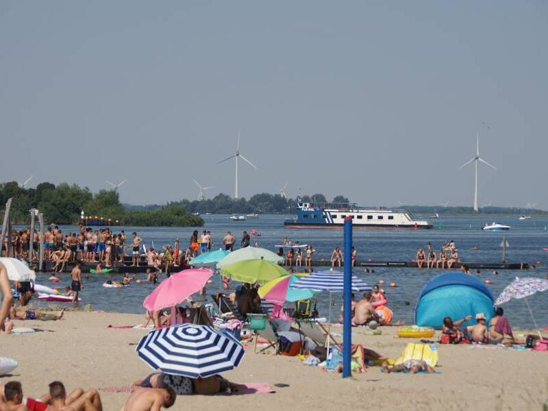 Strand met mensen 