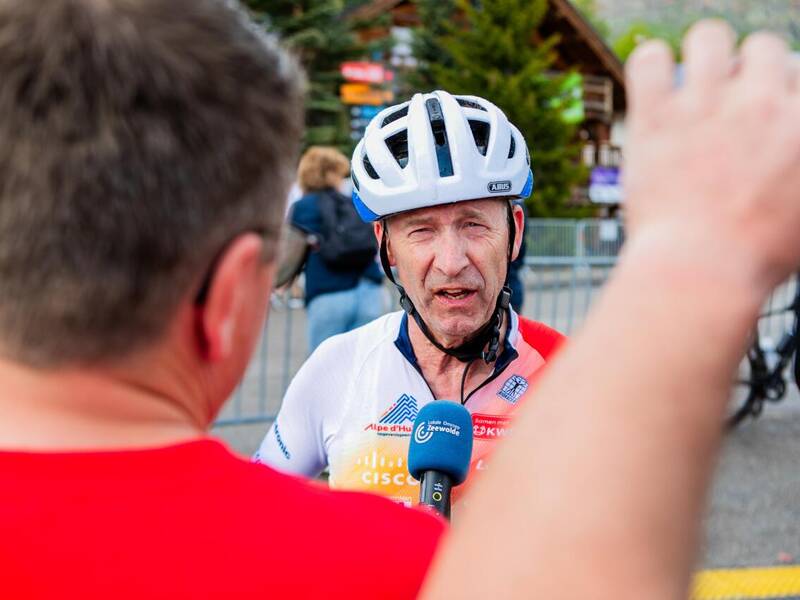 Verslaggever bij een wielrenner